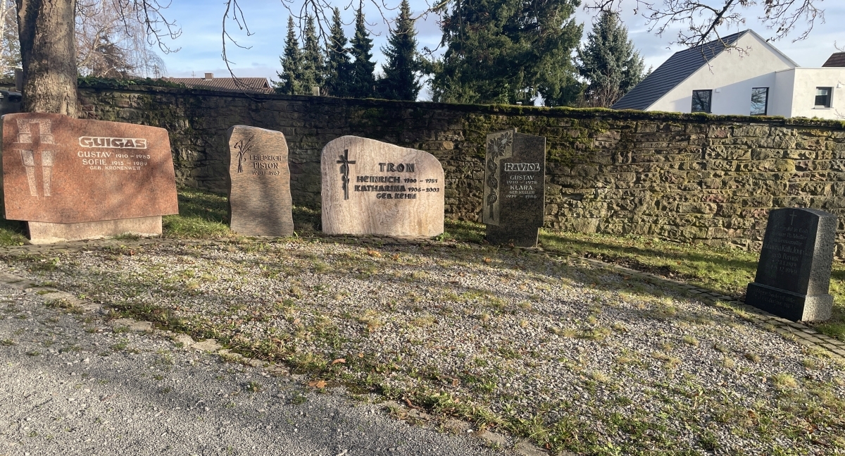 Waldenserweg Palmbach. Friedhof, Platz der Erinnerung - Sammlung von Grabmalen mit Waldensernamen